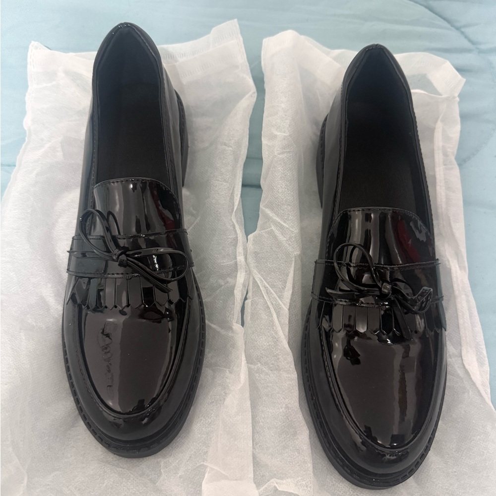 Elegant Black Patent Leather Flats - Picture 6 of 6